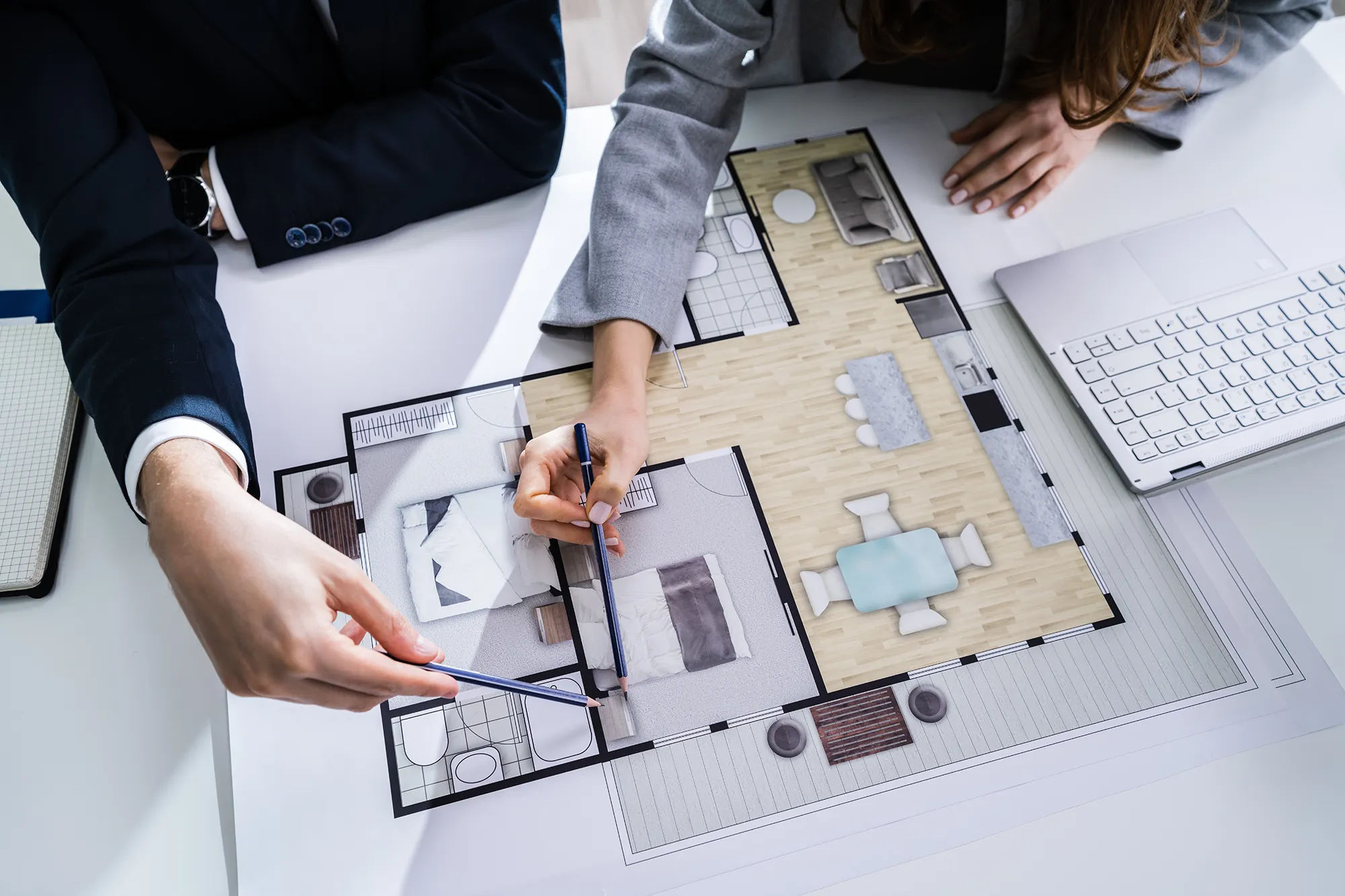 Professionelle Beratung und Analyse eines detaillierten architektonischen Grundrisses im Büro von Arch. Dipl-Ing. Jürgen Skrabl.